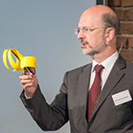 Prof. Beutelspacher, Initiator und Direktor des Mathematikums, zeigt „Mathematik zum Anfassen“. Foto: S. Barthel, CURSOR