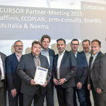 Überreichung der VIP-Zertifizierungsurkunde auf dem CURSOR Partner-Meeting 2015. v. l.: Matthias Weber (Senior Consultant, ECOPLAN), Roland Vollmer Geschäftsführer, ECOPLAN), Frank Zühlke (Manager, affinis), Frank Peper (Geschäftsführer, ifs Italia), Andreas Fink (Business Development Manager, affinis), Gero Hofmann Geschäftsführer, crm consults), Thomas Rühl (Vorstandsvorsitzender, CURSOR), Andreas Lange (Leiter Vertrieb, CURSOR), Marcel Würmli (Geschäftsführer, EnerBIT). Foto: CURSOR