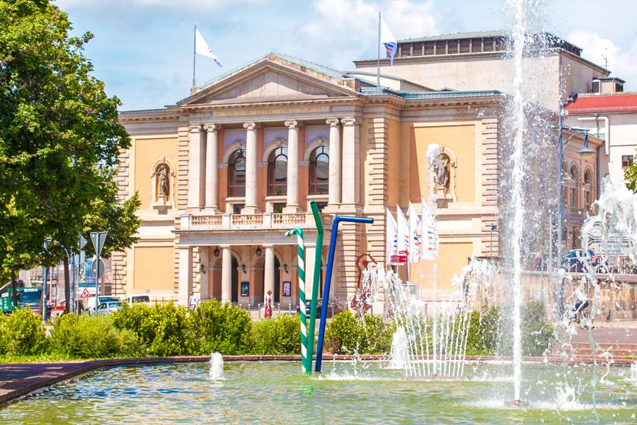 Frontseite des Opernhaus Halle