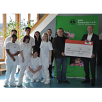 meistro und CURSOR sind Strompaten des SOS-Kinderdorf Saarbr&uuml;cken: Michael Koch (rechts) &uuml;bergibt Albrecht Scherer, Leiter des SOS-Kinderdorfes, den Scheck im Beisein mehrerer Auszubildender (Quelle: SOS-Kinderdorf Saarbr&uuml;cken)