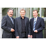 Stephan Morgenschweis (Mitte) mit CURSOR-Vorst&auml;nden J&uuml;rgen Topp (links) und Thomas R&uuml;hl freuen sich &uuml;ber die Zusammenarbeit